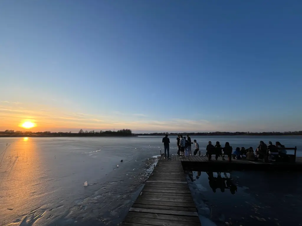 La comunidad de Chocimska junto a un lago al atardecer durante una escapada rural