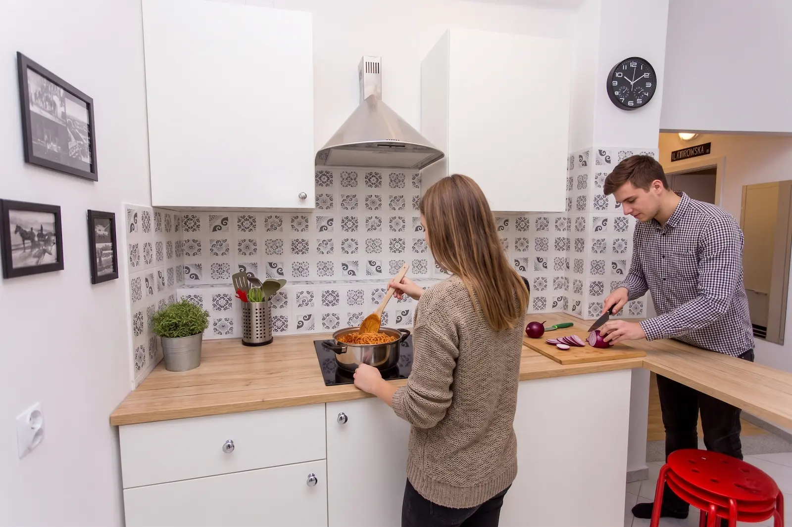 Cocina compartida luminosa en la residencia